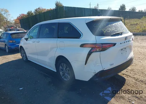 2021 Toyota Sienna Le z USA, uszkodzony, nr VIN 5TDKRKEC1MS028647